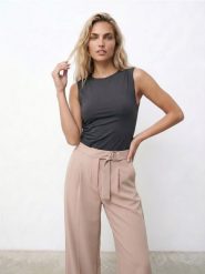 Spodnie wide leg z paskiem z materiału tech-poly - beżowy. Brązowe spodnie sportowe damskie Sinsay, l, bez wzorów. Za 49.99 zł.