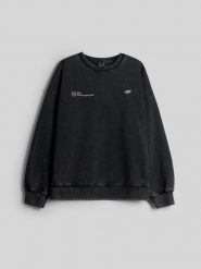 4F Bluza dresowa loose z nadrukiem damska - szara XS. Czarne bluzy damskie 4f, xs, bez wzorów, z dresówki, klasyczne, bez kołnierzyka, bez ramiączek, bez kaptura. Za 169.99 zł.