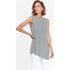 ASYMETRYCZNA BLUZKA, W DROBNY WZÓR. Bluzki damskie marki TOP SECRET. W wyprzedaży za 39.99 zł.