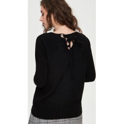 Sweter z wiązaniem - Czarny. Czarne swetry damskie Sinsay. Za 59.99 zł.