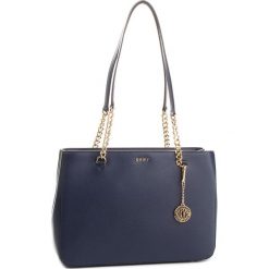 Torebka DKNY - R74A3008 Navy 410. Niebieskie torebki do ręki damskie DKNY, ze skóry. Za 1,199.00 zł.