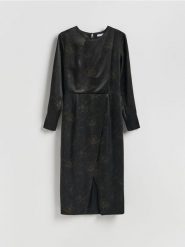 Wzorzysta sukienka midi - wielobarwny. Sukienki damskie Reserved, na co dzień, l, bez wzorów, z tkaniny, bez kołnierzyka, bez ramiączek, midi, proste. Za 199.99 zł.