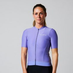 Damska koszulka kolarska Essential z krótkim rękawem. Fioletowe koszulki sportowe damskie ACELERA, bez wzorów, bez kołnierzyka, bez ramiączek, rowerowe. W wyprzedaży za 211.46 zł.