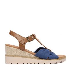 Sandały Beverly Hills Polo Club. Niebieskie sandały damskie Beverly Hills Polo Club, bez wzorów, bez obcasa, na koturnie, bez zapięcia. Za 149.99 zł.