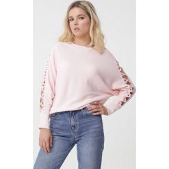 Jasnoróżowy Sweter Zariah. Swetry damskie Born2be, na wiosnę, l, bez wzorów, bez kołnierzyka, bez ramiączek, długie, bez kaptura. Za 89.99 zł.