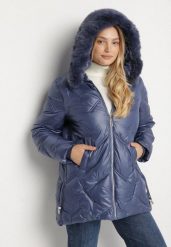 Niebieska Pikowana Kurtka z Kapturem z Odpinanym Futerkiem Sevea. Niebieskie kurtki damskie Born2be, plus size, bez wzorów, z jeansu, z kapturem. Za 219.99 zł.