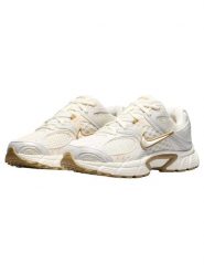 Buty do chodzenia damskie Nike V5 RNR. Brązowe obuwie sportowe damskie Nike, bez wzorów, z jeansu, trekkingowe. Za 584.00 zł.