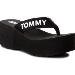 Japonki TOMMY JEANS - Retro Beach Sandal EN0EN00319 Black 990. Czarne klapki damskie Tommy Jeans, z jeansu. Za 229.00 zł.