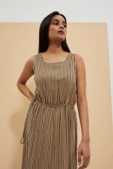 Sukienka w paski. Sukienki damskie MOODO, bez wzorów, z wiskozy, bez kołnierzyka, bez ramiączek. W wyprzedaży za 53.99 zł.