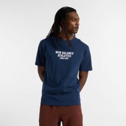 Koszulka męska New Balance MT51526NNY – granatowa. Niebieskie koszulki sportowe męskie New Balance, m, bez wzorów, z bawełny, bez kołnierzyka, bez ramiączek. Za 109.99 zł.