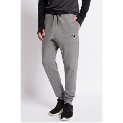 Nike Sportswear - Spodnie. Szare spodnie sportowe męskie Nike Sportswear, z bawełny. W wyprzedaży za 169.90 zł.