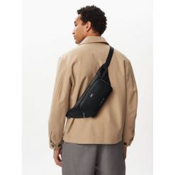 Nerka Tommy Hilfiger. Czarne saszetki męskie Tommy Hilfiger, młodzieżowe, małe. Za 369.99 zł.