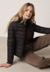 Czarna Taliowana Przejściowa Kurtka Pikowana z Odpinanym Kapturem Zinnorae. Czarne kurtki damskie Born2be, l, bez wzorów, z jeansu. Za 89.99 zł.