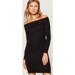Sukienka z odkrytymi ramionami - Czarny. Sukienki damskie marki Mohito. W wyprzedaży za 49.99 zł.