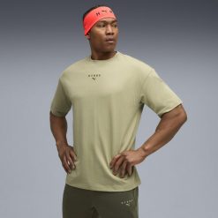 Męska koszulka PUMA x HYROX Lifestyle PUMA Lux Army Green. Zielone buty sportowe męskie Puma, bez zapięcia, na fitness i siłownię. Za 179.00 zł.