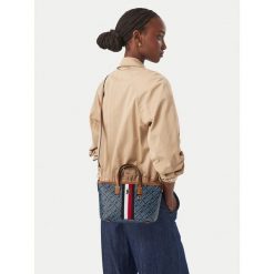 Torebka Tommy Hilfiger. Niebieskie torebki do ręki damskie Tommy Hilfiger, bez wzorów, bez dodatków. Za 629.99 zł.