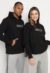 Czarna Bluza o Klasycznym Kroju z Kapturem Zdobiona Nadrukiem Sareldi. Czarne bluzy męskie Born2be, l, z aplikacjami, z jeansu, z kapturem. Za 79.99 zł.