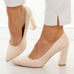 Róż puder zamsz Polskie czółenka damskie Suzana 852. Czerwone czółenka damskie Suzana, bez wzorów, z zamszu, eleganckie, bez obcasa, na słupku, bez zapięcia. Za 249.00 zł.