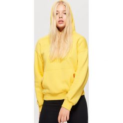 Bluza hoodie z napisem - Żółty. Bluzy damskie Cropp. Za 79.99 zł.