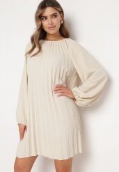 Jasnobeżowa Plisowana Sukienka z Bufiastymi Rękawami Perlase. Brązowe sukienki damskie Born2be, na imprezę, bez wzorów, eleganckie, bez kołnierzyka, bez ramiączek, mini. Za 84.99 zł.