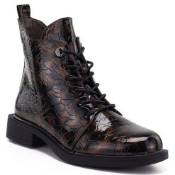 Botki damskie lakierowane brązowe S.Barski HY62-8140. Brązowe botki damskie S.BARSKI, z lakierowanej skóry, eleganckie, bez obcasa, bez zapięcia. Za 169.99 zł.