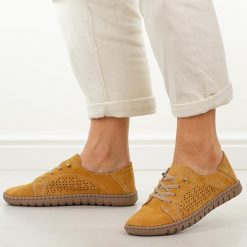 Żółte skórzane półbuty damskie Vinceza 95362. Żółte półbuty damskie VINCEZA, na lato, w ażurowe wzory, z jeansu, biznesowe, z okrągłym noskiem, bez obcasa, bez zapięcia. W wyprzedaży za 197.10 zł.