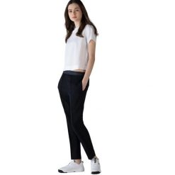 Spodnie turystyczne damskie Lacoste. Czarne spodnie sportowe damskie Lacoste, uniwersalny, bez wzorów, z dresówki, trekkingowe. Za 437.00 zł.
