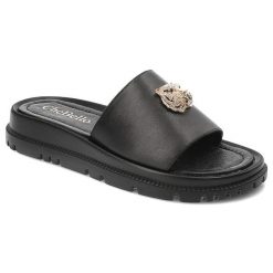 Czarne Klapki Chebello Modne Obuwie Damskie. Czarne klapki damskie CheBello, bez wzorów, ze skóry, eleganckie, bez obcasa. Za 329.00 zł.
