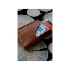 Old Friend Wallet – minimalistyczny portfel skórzany, ręcznie szyty. Brązowe portfele męskie Woodsman craft, ze skóry. Za 149.00 zł.
