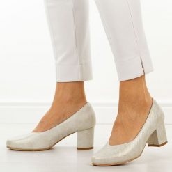 Złote skórzane czółenka damskie Cambell 19410. Żółte czółenka damskie Cambell, bez wzorów, ze skóry, eleganckie, z okrągłym noskiem, bez obcasa, na słupku, bez zapięcia. Za 219.00 zł.