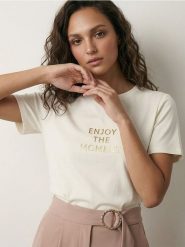 Koszulka z napisem z domieszką wiskozy - kremowy. Białe t-shirty damskie Sinsay, l, bez wzorów, z wiskozy, bez kołnierzyka. Za 29.99 zł.