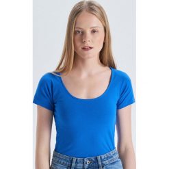 Gładka koszulka z głębokim dekoltem - Niebieski. T-shirty damskie marki Cropp. W wyprzedaży za 14.99 zł.