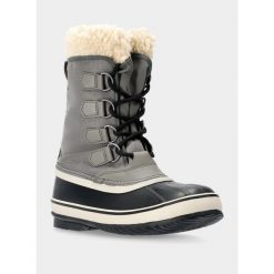 Śniegowce damskie Sorel Winter Carnival. Szare obuwie sportowe damskie Sorel, trekkingowe. W wyprzedaży za 479.00 zł.
