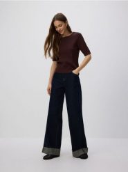 Sweter z ozdobnym splotem - brązowy. Brązowe swetry damskie Reserved, l, bez wzorów, z dzianiny, klasyczne, bez kołnierzyka, bez ramiączek, bez kaptura. Za 79.99 zł.
