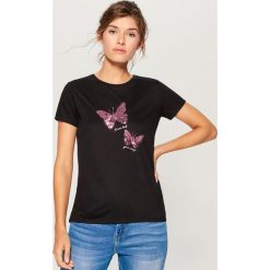 Koszulka z połyskującym nadrukiem - Czarny. Czarne t-shirty damskie Mohito, z nadrukiem. Za 69.99 zł.
