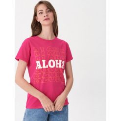 T-shirt z nadrukiem Aloha - Różowy. T-shirty damskie House. W wyprzedaży za 19.99 zł.