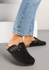 Czarne Klapki Mule w Stylu Chodaków z Klamrą Lanaris. Czarne klapki damskie Born2be, bez wzorów, bez obcasa, na płaskiej podeszwie. Za 69.99 zł.