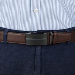 Pasek męski skórzany 3,5 cm klamra automatyczna Beltimore brązowy 50-570 : Kolory - brązowy, beżowy, Rozmiar pasków - r.110-125 cm. Brązowe paski damskie bez wzorów, ze skóry, wizytowe. Za 64.99 zł.