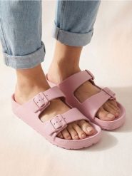 Piankowe klapki z regulowanymi paskami - różowy. Czerwone klapki damskie Sinsay, bez wzorów, bez obcasa. Za 19.99 zł.