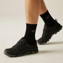 Buty męskie trekkingowe niskie z membraną Blake Vibram. Czarne trekkingi męskie Regatta. W wyprzedaży za 359.99 zł.