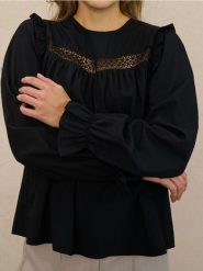 Bluzka z falbankami i ażurową wstawką - czarny. Czarne bluzki damskie Sinsay, l, w ażurowe wzory, bez kołnierzyka, bez ramiączek. Za 49.99 zł.