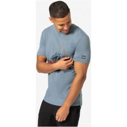Koszulka z krótkim rękawkiem męska SUPER.NATURAL Energy Tee. Niebieskie koszulki sportowe męskie super.natural, na zimę, m, z aplikacjami, z materiału, bez kołnierzyka, bez ramiączek, do biegania. Za 299.99 zł.