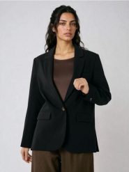 Klasyczna gładka jednorzędowa marynarka z domieszką wiskozy - czarny. Czarne żakiety damskie Sinsay, l, bez wzorów, z wiskozy, klasyczne. Za 79.99 zł.