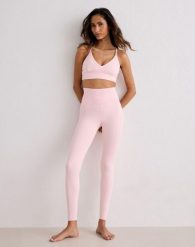 Damskie legginsy z wysokim stanem, squat proof, dla niskich Sense różowe. Czerwone legginsy damskie Aim'n, m, bez wzorów, z elastanu, z podwyższonym stanem, krótkie, na fitness i siłownię. Za 296.00 zł.