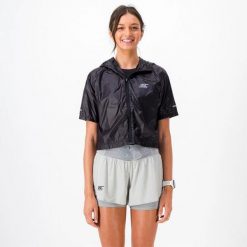 Kurtka przeciwwiatrowa krótka Damska Bieganie VENTIL WINDBREAKER. Czarne kurtki sportowe damskie BODYCROSS, na zimę, l, bez wzorów, z materiału, bez kaptura, do biegania. Za 490.99 zł.