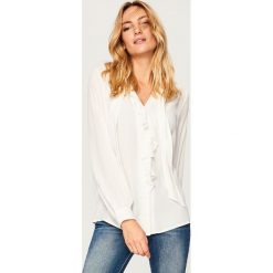 Koszula z wiązaniem przy szyi - Biały. Białe koszule damskie Reserved. Za 119.99 zł.